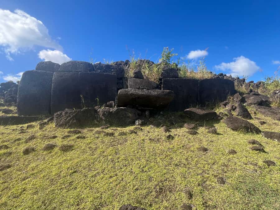 Adventures in Rapa Nui: High-quality tourism with Easter Island Your Tour. - Rapa Nui National Park guided tour: context before you zoom in