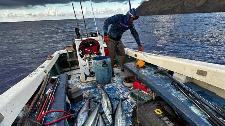 Ancestral fishing: Fishing with an experienced Rapa Nui - The boat and the Rapa Nui coaching style