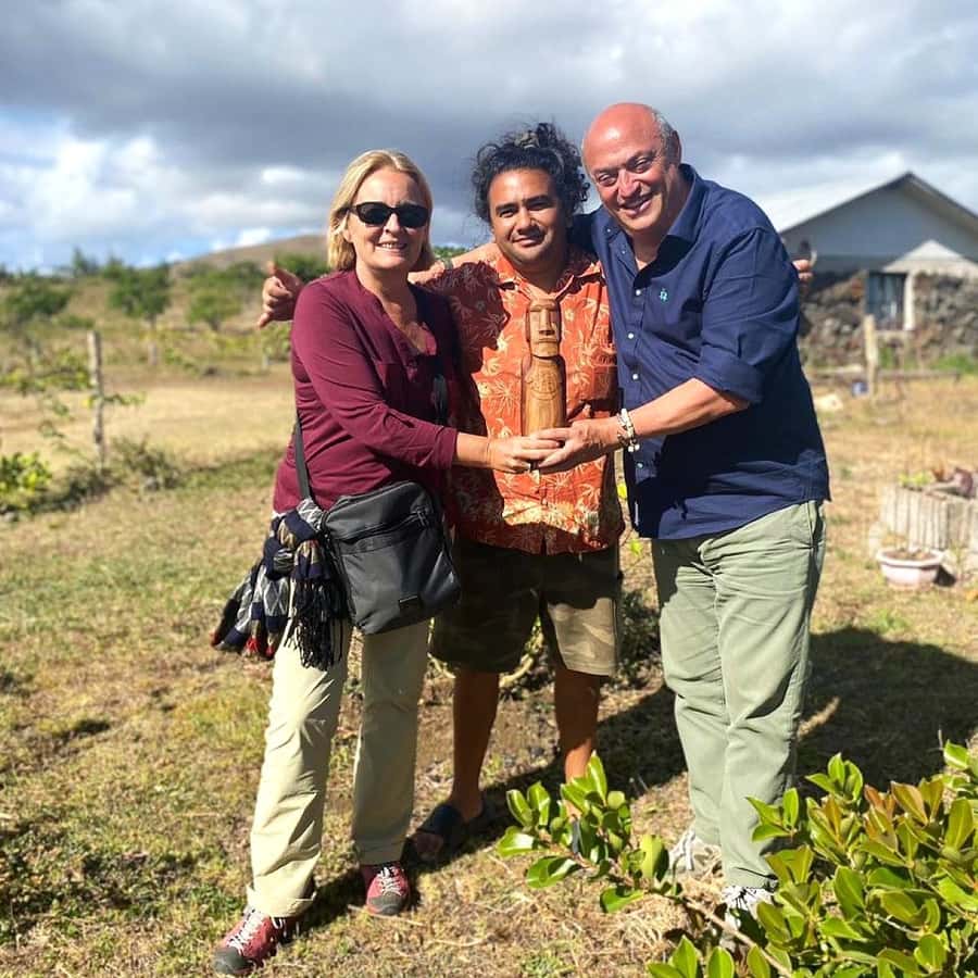Easter Island: Demo of How to Carve a Moai statue - Price and what you really get for $100 in 2 hours