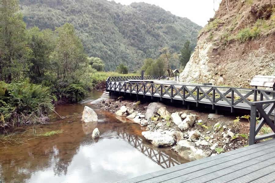 From Puerto Varas: Full Day to Termas del Sol & Cochamo Valley - The guide factor: punctual and friendly matters