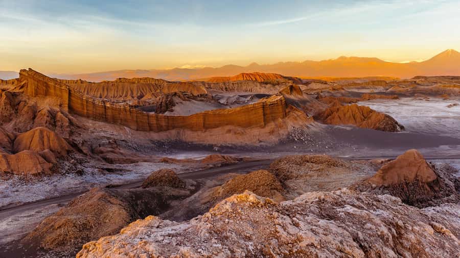 From San Pedro de Atacama: Small group to Moon Valley - Valle de la Luna in the Flamencos National Reserve, what the guide helps you notice