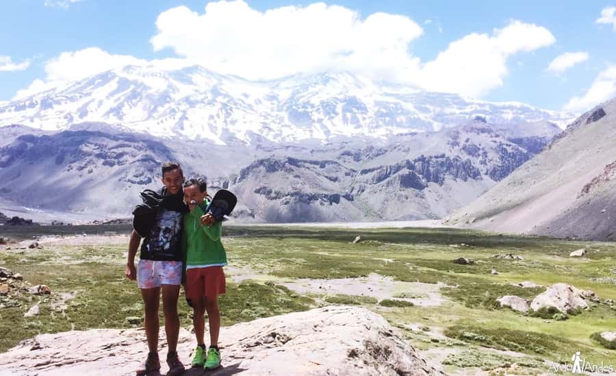 From Santiago: Cajón del Maipo and Volcán San José Hike 8K - Lunch in the mountains: boxed meal, picnic vibe, and wine time