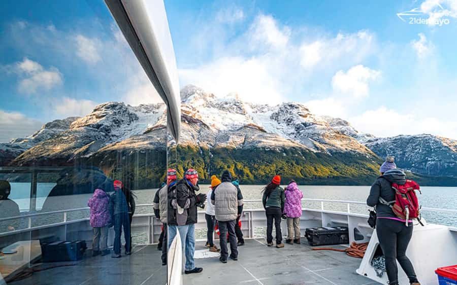 P. Natales: Balmaceda & Serrano Glaciers with Lunch & Whisky - Serrano Glacier in two steps: boat views plus a 60-minute close-up walk