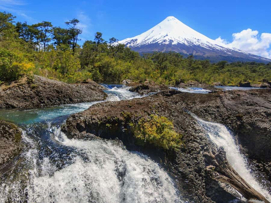 Puerto Varas: Osorno Volcano Day Trip by Air-conditioned Van - The hour at altitude: Calbuco, Lake Llanquihue, and the Andes