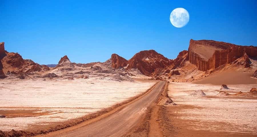San Pedro de Atacama Day Trip: Atacama Desert and Salt Flats - Crystal Lagoon and Black Lagoon: the day ends with color and contrast