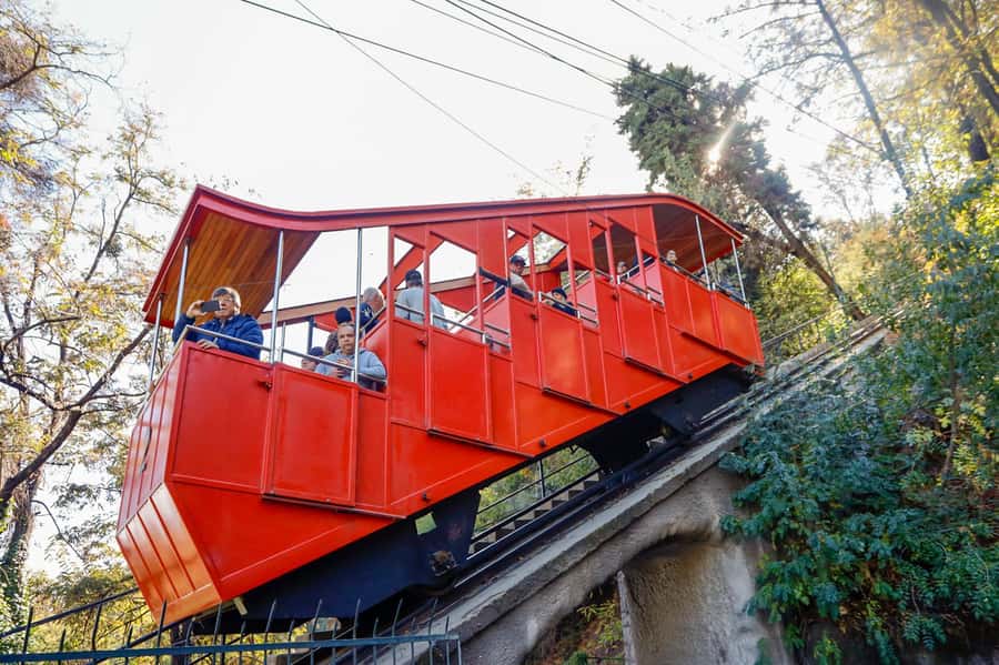 Santiago: 1-Day Hop-On Hop-Off Bus and Cable Car Ticket - Historic center essentials: Plaza de Armas, La Moneda, Santa Lucía