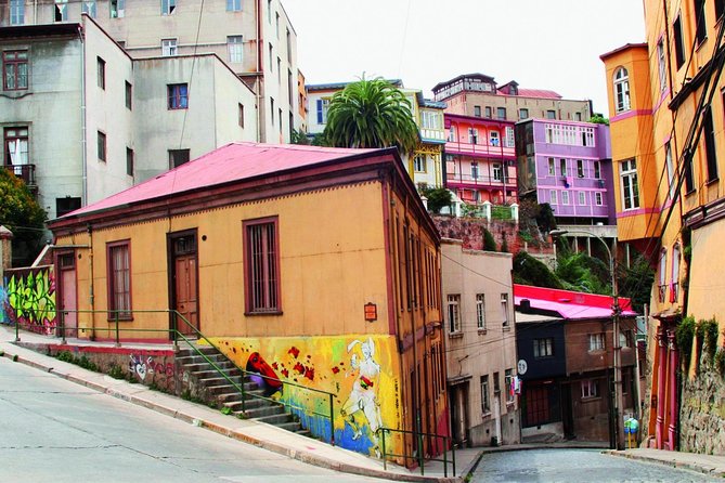 Santiago: Full day tour to Valparaiso and Viña del Mar city - Guide Quality and Language: How to Choose the Right Mindset