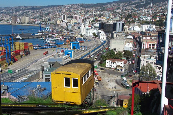 Santiago: Full day tour to Valparaiso and Viña del Mar city - From Santiago to the Coast: Curacaví and Casablanca Valley Views