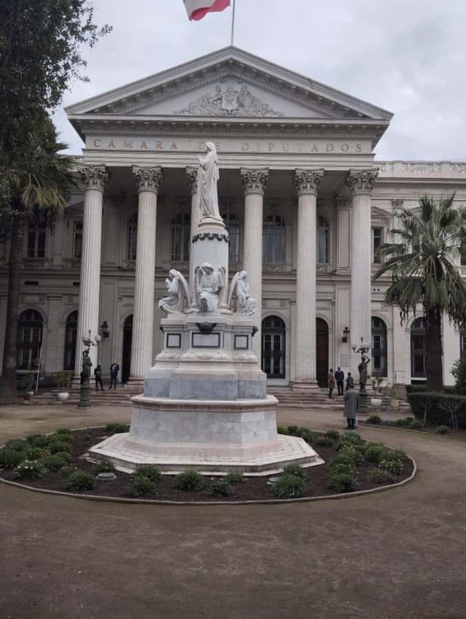 Santiago: Guided City Tour through the historic center of Santiago - Bolsa de Comercio de Santiago: a photo stop with real context