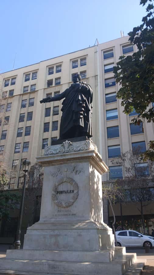 Santiago: Guided City Tour through the historic center of Santiago - Starting at La Moneda, then easing into the center
