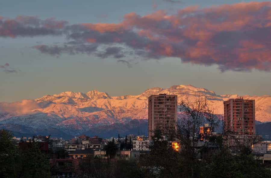 Santiago: Guided Full-Day Walking Tour with a Chilean Lunch - Meeting your guide, and what “private” really changes