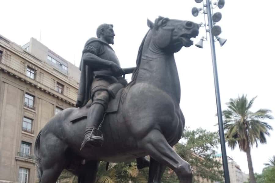 Santiago: Guided Walking Tour of the Historical Old Town - Starting at La Moneda, and why that sets the tone