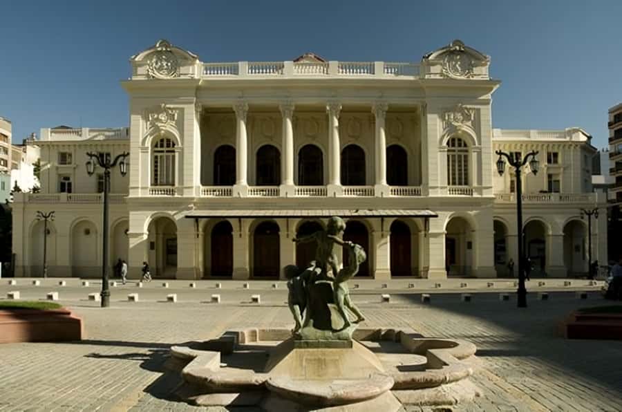 Santiago : Must-See Sites Walking Tour With A Guide - Getting Oriented at Palacio de la Moneda