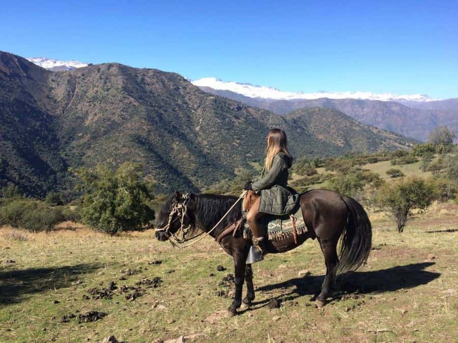 Santiago: Private Andes Foothills Horseback Riding. Half day - Plateau stop at the lookout: snack time plus glacier-peaked skyline