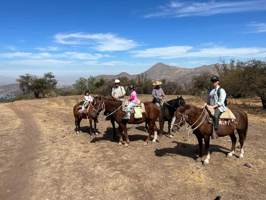 Santiago: Private Andes Foothills Horseback Riding. Half day - Stables snack and optional cheese and wine: a gentle finish