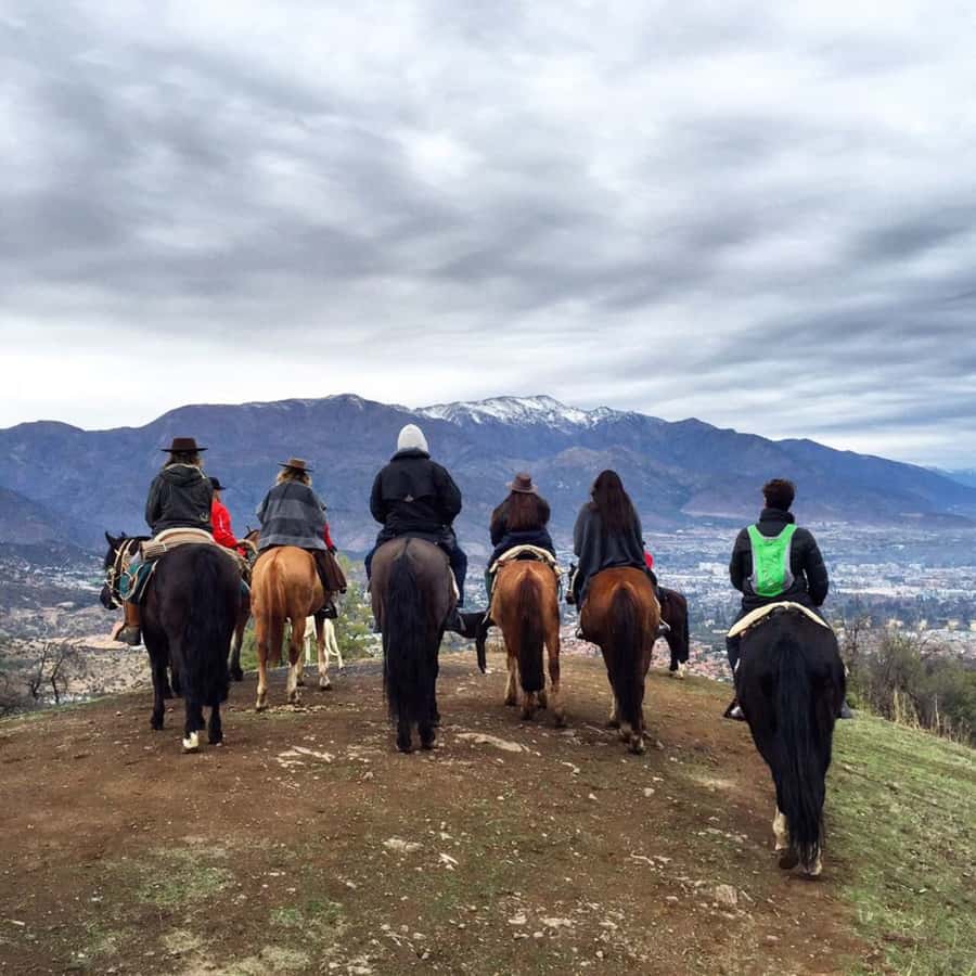 Santiago: Private Andes Foothills Horseback Riding. Half day - Getting to the farm smoothly: the 9:00 pickup that beats stress