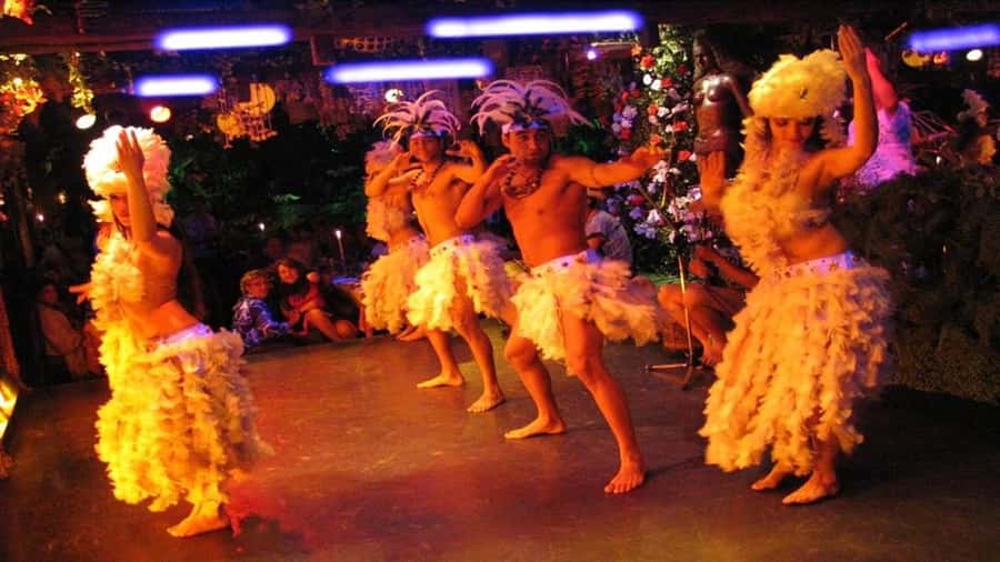 Santiago: Private Dinner & Chilean Folk Show with Transfers - The live band finale: how to enjoy the dance floor