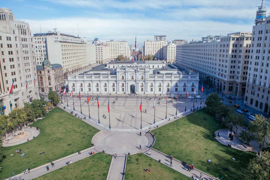 Santiago: Private tour, historic center, high altitude viewpoint, cable car - La Moneda in focus: photos, guided context, and a clean start