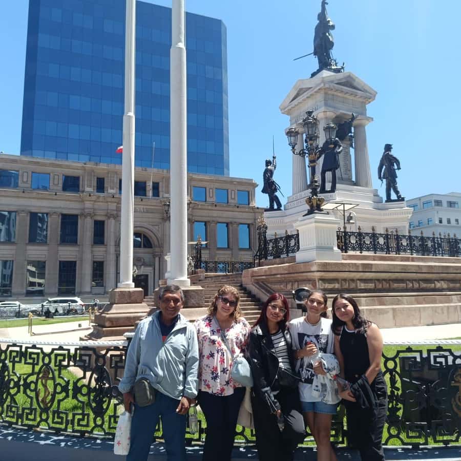 Valparaíso: city tour and ticket to the house of Pablo Neruda - First stop: Plaza Sotomayor and getting your bearings fast