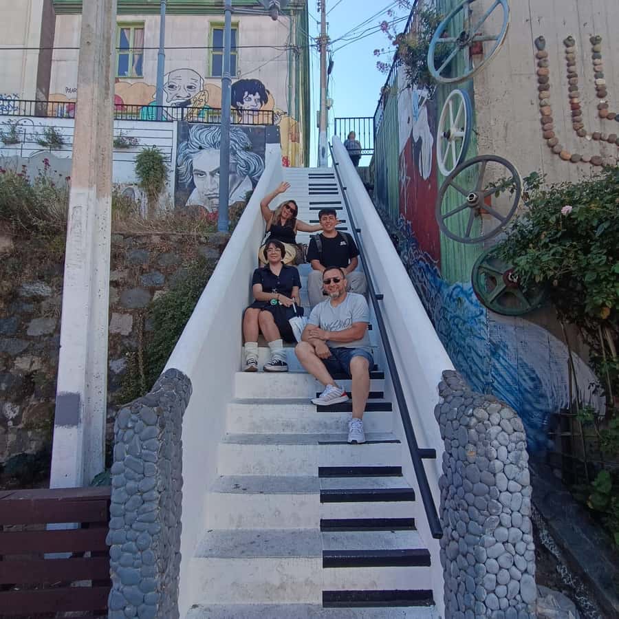 Valparaíso: city tour and ticket to the house of Pablo Neruda - Cerro Concepción and the street art you can actually read