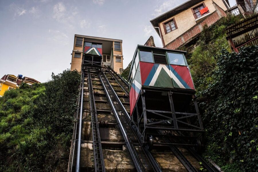 Valparaiso: Guided Walking Tour with Ascensor Rides - Paseo Yugoslavo finale with the Peral elevator, finishing with a strong angle on Valparaíso