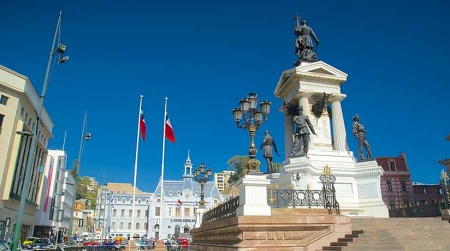 Valparaiso : Must-See Sites Walking Tour With A Guide - From Puerto de Valparaíso to Plaza Sotomayor, you get the map in your head