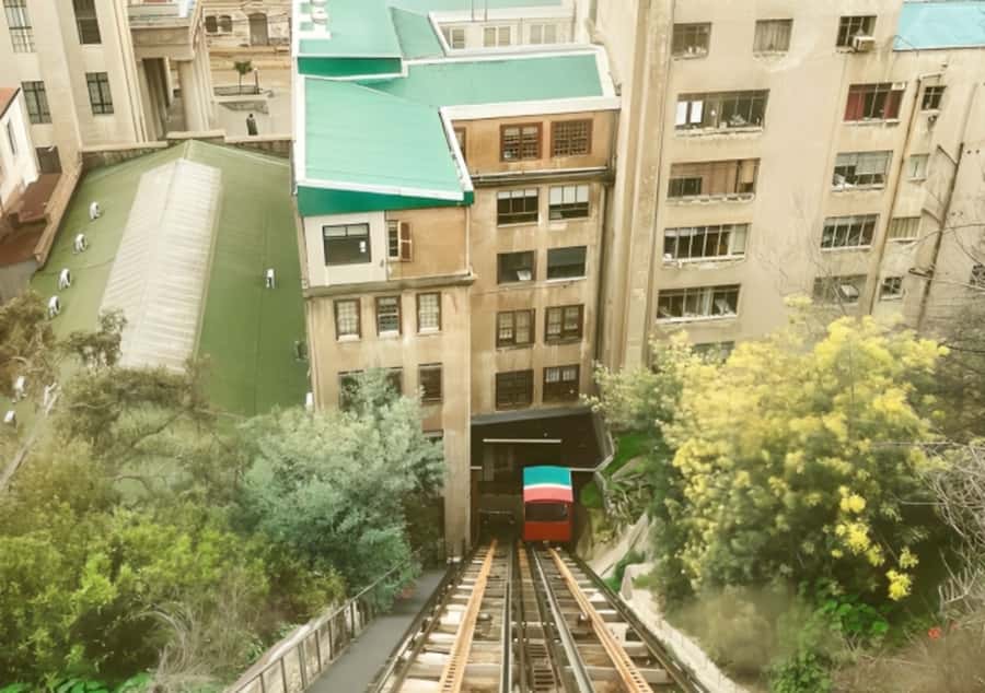 Valparaiso : Must-See Sites Walking Tour With A Guide - Ascensor El Peral and the Armada building: views plus a sense of purpose