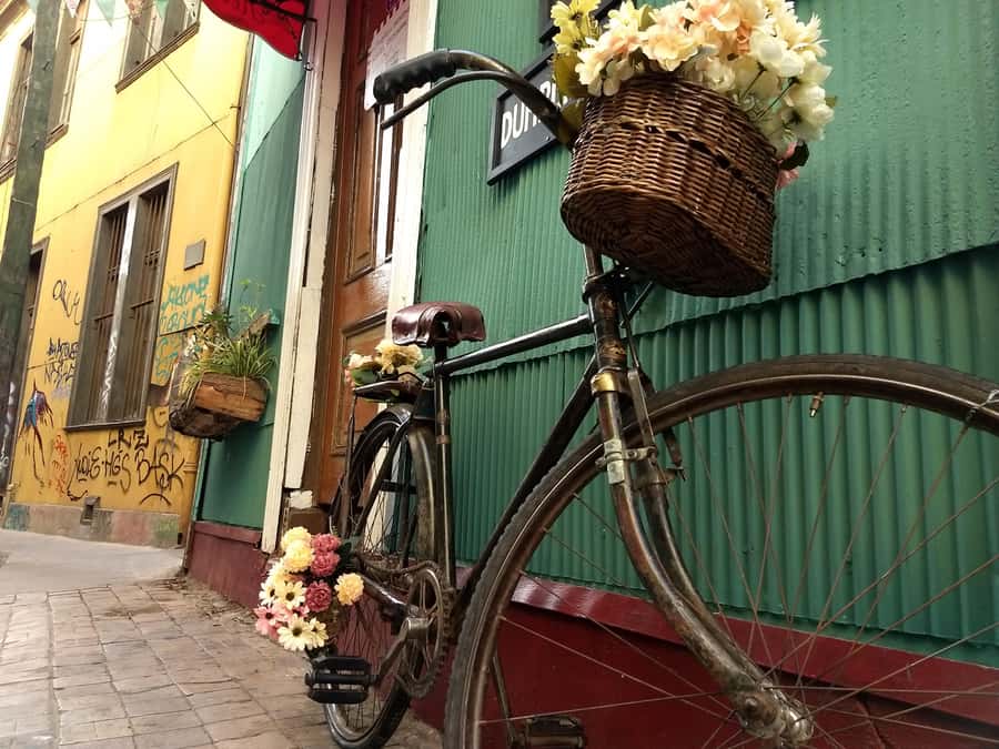 Valparaiso: Street Art, Funiculars and Port City Tour - El Peral funicular: the fast way up for panoramic Cerro views